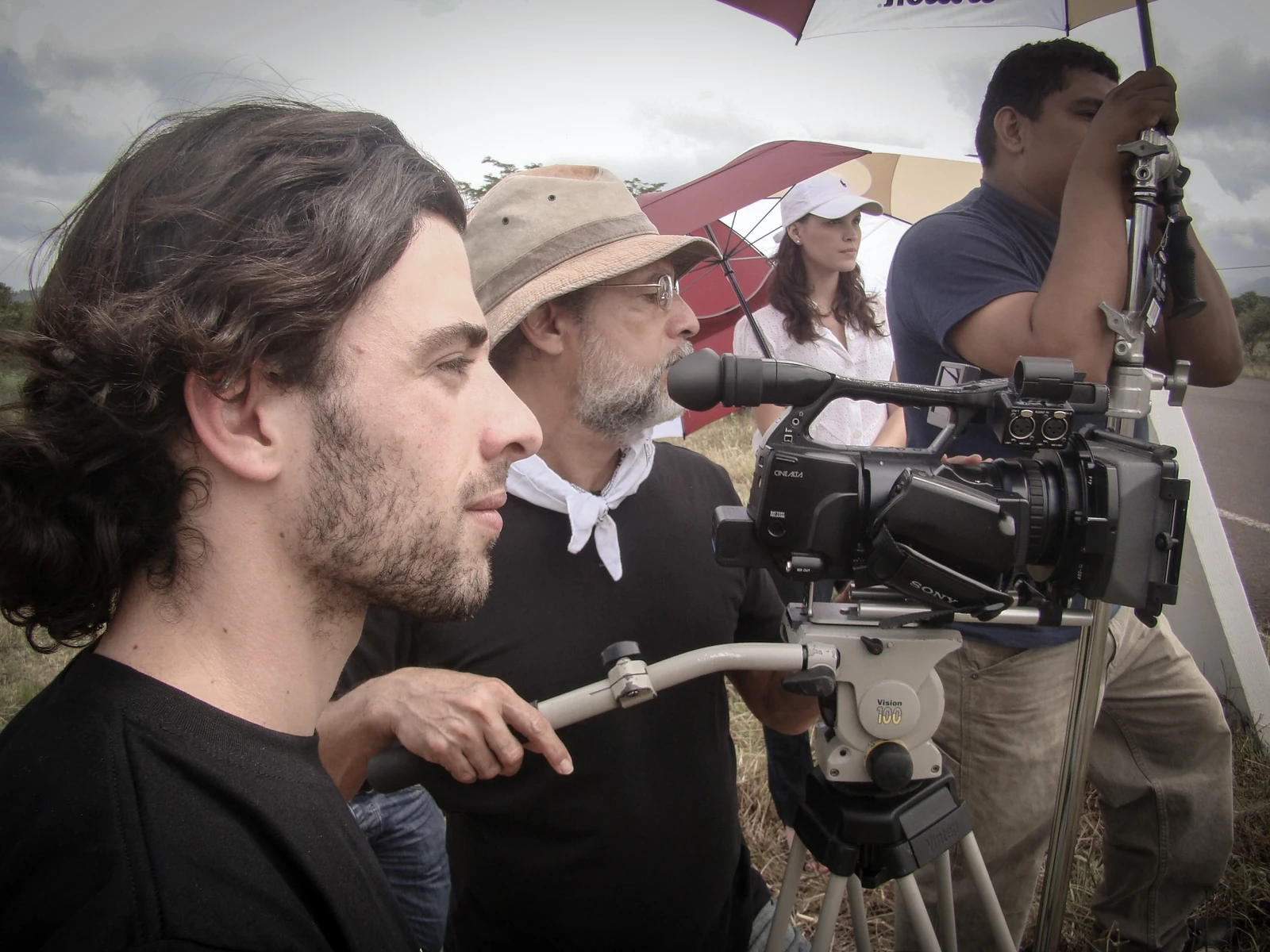 Integrantes del equipo concentrados junto a la cámara de cine digital