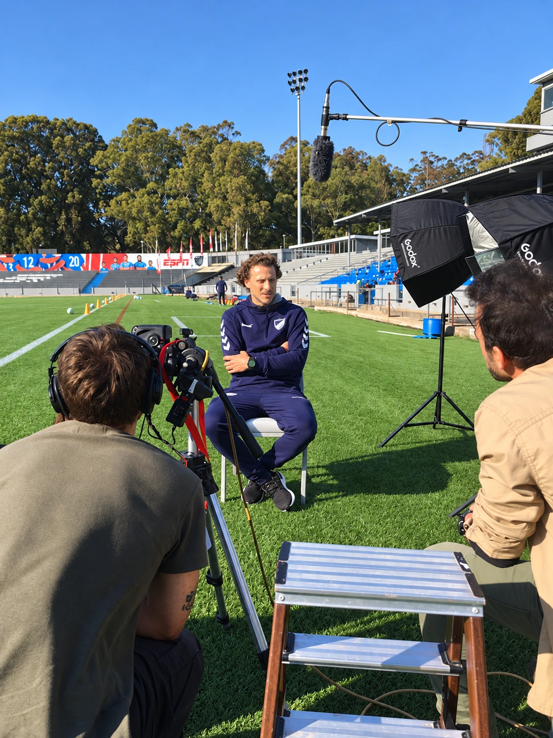 Cobertura audiovisual de entrevista en cancha de fútbol