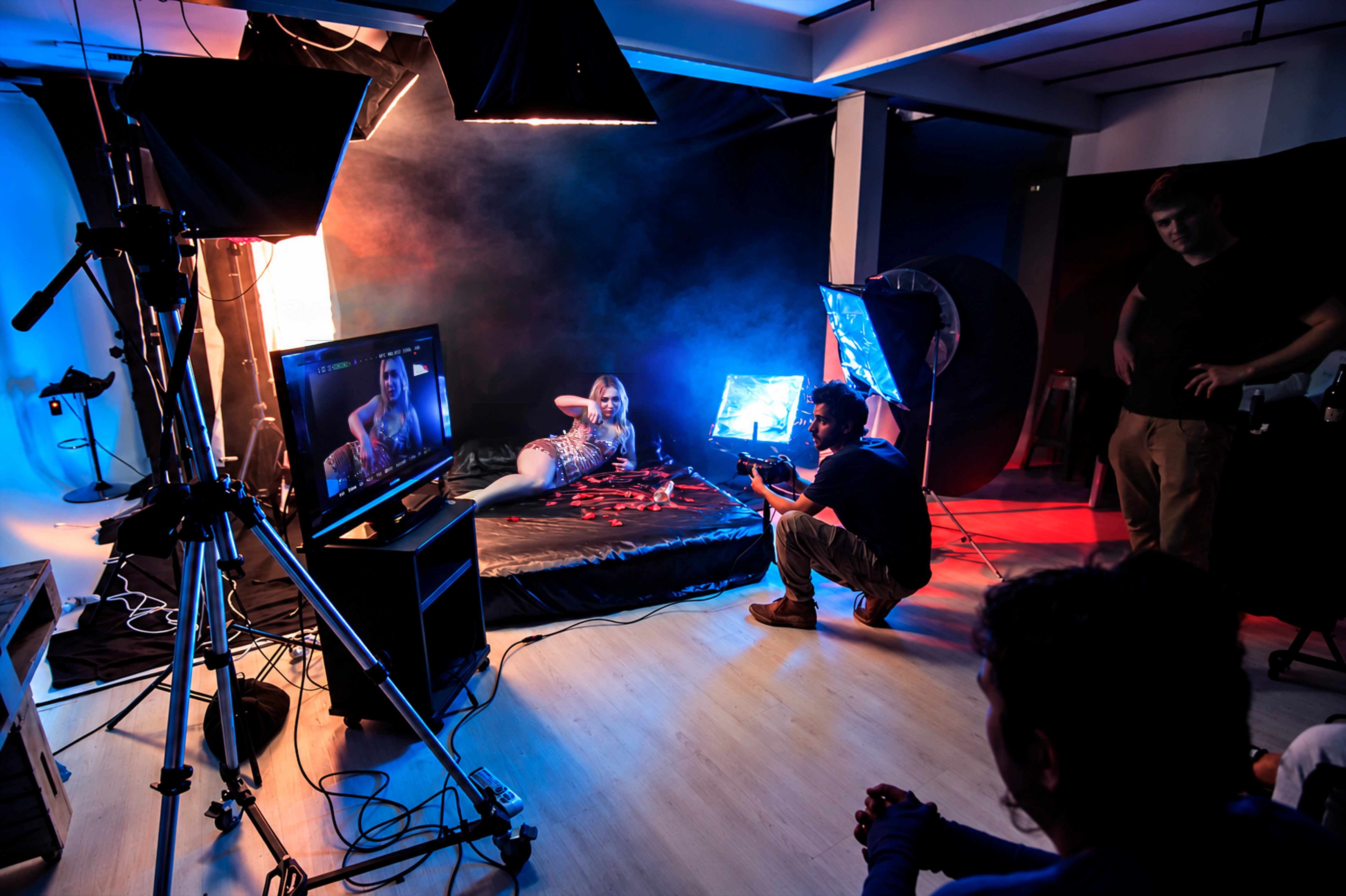 Rodaje en el estudio Galopante con iluminación azul y cálida