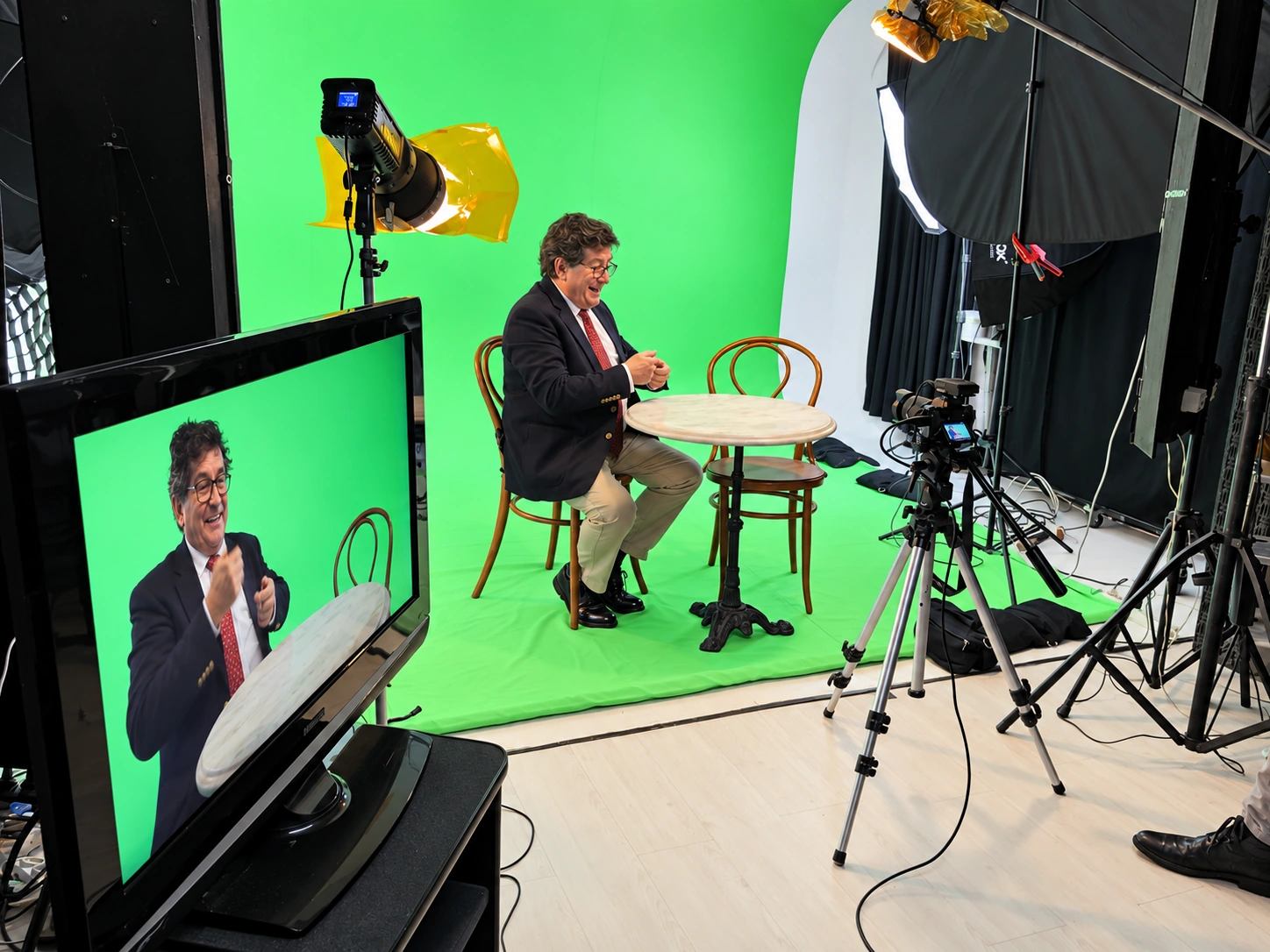 Set de entrevista con croma e iluminación cálida en el estudio