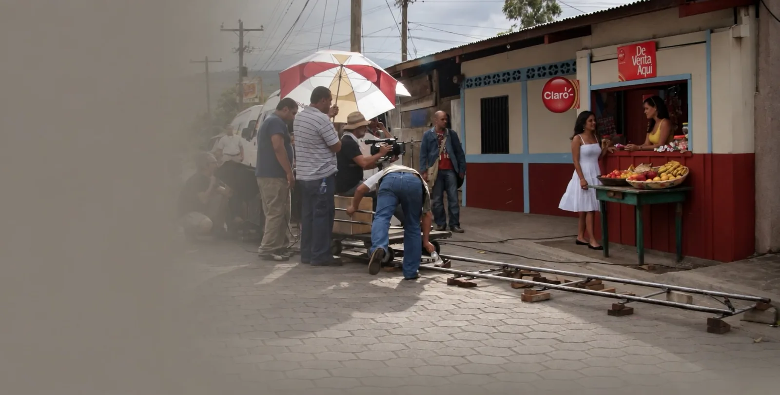 Equipo de filmación grabando en locación con riel de cámara